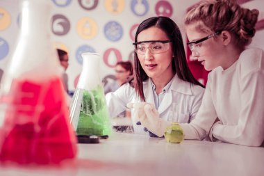 Okulda çalışma ve kimyasal deney olan uzun saçlı kadın