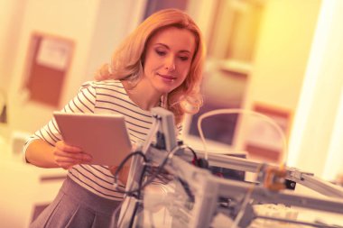 Kadın Ceo dikkatle kontrol eğer her şey düzgün çalışıyor.