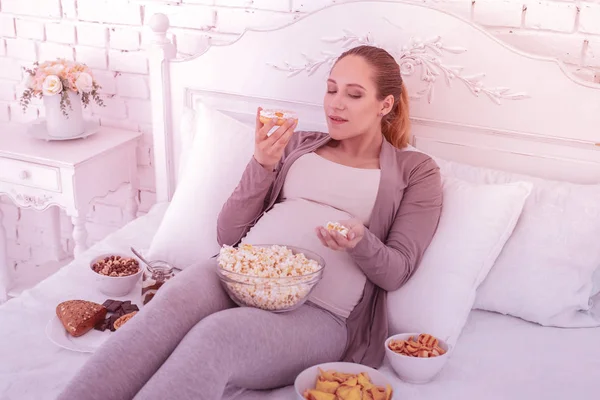 Světlovlasý hezká těhotná žena v pohodlném oblečení jíst cornflakes — Stock fotografie
