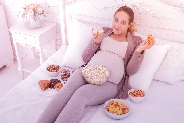 Hellhaarige, gut aussehende Schwangere in bequemer Kleidung, die sich wunderbar fühlt — Stockfoto