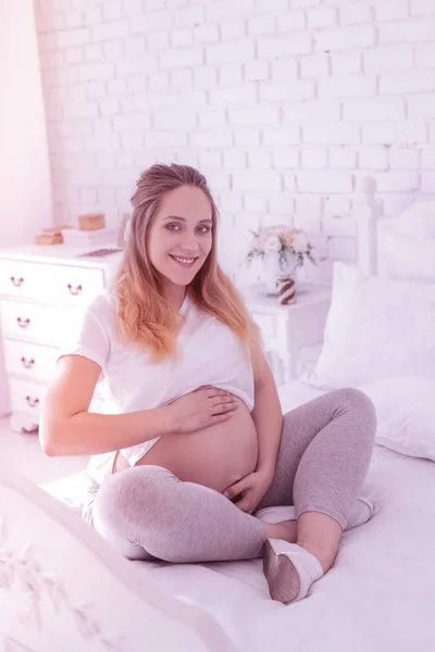 흰색 t-셔츠 느낌 놀라운에 젊은 장 발 임신한 여자 — 스톡 사진