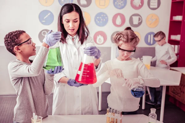 Kinderen spelen met test baden gevuld met gekleurde reagentia — Stockfoto