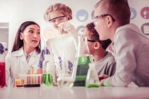 Chockad kvinnlig lärare att vara rädda för försummelse av hennes student — Stockfoto