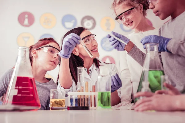 Nieuwsgierige kinderen in beschermende bril na hun leraar — Stockfoto