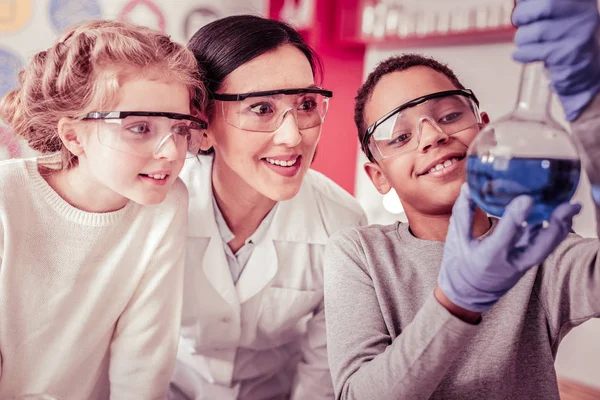 Sorridente afroamericano orgoglioso del suo lavoro durante l'esperimento — Foto Stock