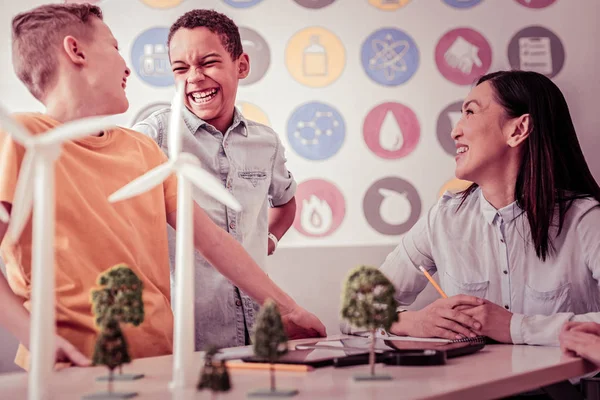 Vrolijke studenten openlijk lachen tijdens extra lessen — Stockfoto