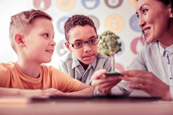 African American boy i klarglas eftertänksamt lyssnar på hans lärare — Stockfoto