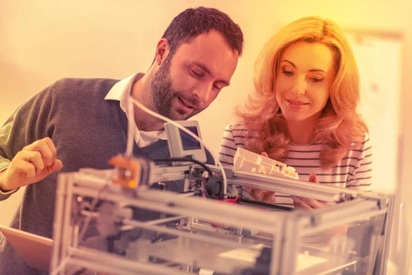 Intelligens coworkers kipróbálás-hoz kiszámít a módja annak, hogy megfelelően össze egy 3D-s nyomtató. — Stock Fotó