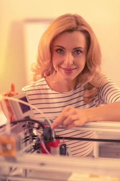 Señora jefa confiada sonriendo abiertamente para la cámara . — Foto de Stock