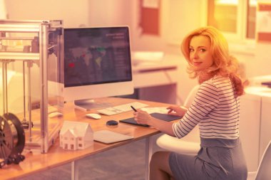 Ciddi Bayan ofis ağı bir harita dışarı kontrol.