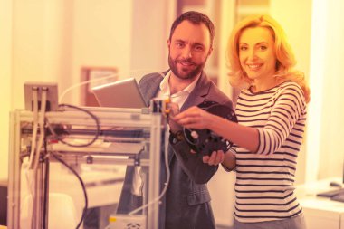 Hevesli yetişkin bir 3d printerlere harcama maddeler birleştirmeye çalışıyor.