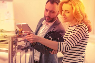 Tüm parçaları bir araya koymak için en iyi yaklaşım tartışırken bilgili iş arkadaşları.