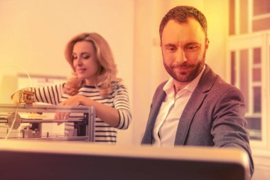 Bazı sorunlar ve adımları Web'de arama onun meslektaşım sabitleme heyecanlı çalışkan Bayan.