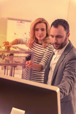 Başarılı çalışkan meslektaşları ilerlemelerini grand projede değerlendirilmesi.