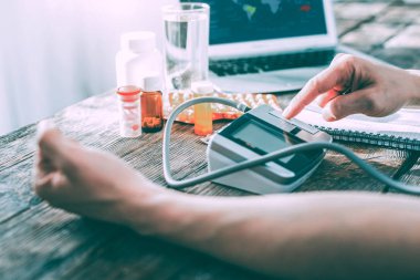 Bir odada kan basıncı ölçme sorumlu ciddi adam