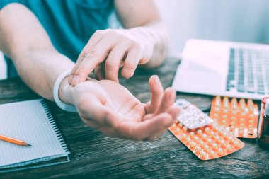 Hasta adam bir odada nabız ölçme konsantre