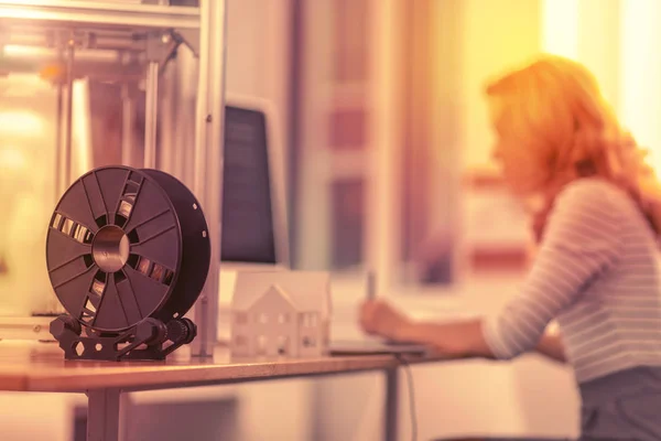 Mujer confiable enfocada que está absorta en su trabajo en el fondo . — Foto de Stock