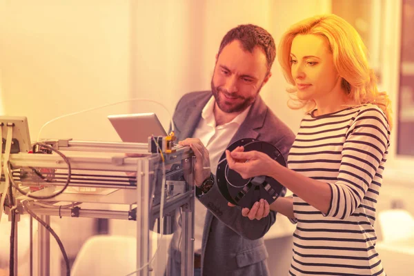 Fachkundige Damen und Herren reparieren den beschädigten 3D-Drucker. — Stockfoto