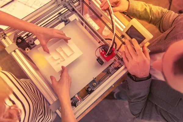 Primo piano di un delicato affascinante processo di stampa 3D . — Foto Stock
