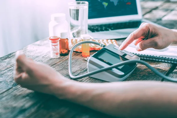 Bir odada kan basıncı ölçme sorumlu ciddi adam