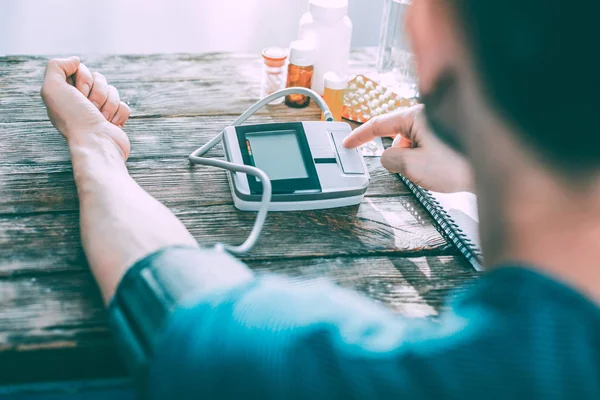 Sakin sorumlu yakışıklı adam bir oda içindeki basınç ölçme