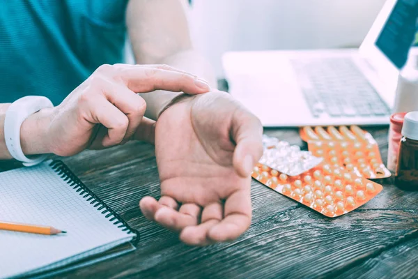 负责任的病人在一个房间里测量脉搏 — 图库照片