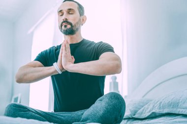 Hafif bir odada meditasyon rahat adam ilham