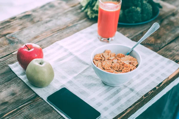 Desayuno saludable esperando a que alguien lo coma — Foto de Stock