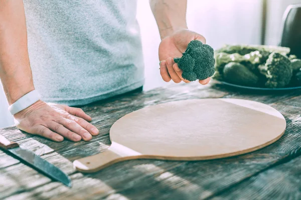 Homem cozinhar um almoço fresco e saudável — Fotografia de Stock