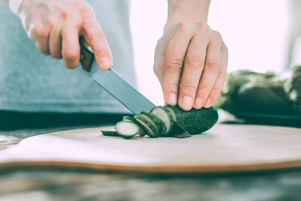 Involucrado hombre inspirado cortar verduras para el almuerzo —  Fotos de Stock