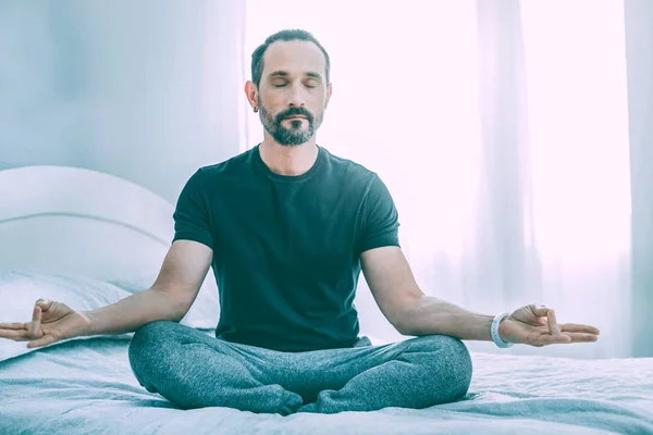 Relaxado homem concentrado meditando em uma sala — Fotografia de Stock