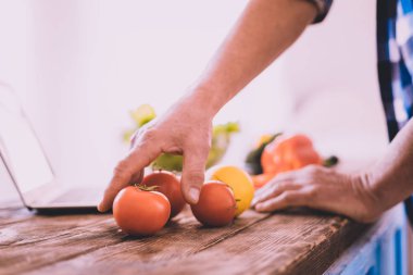 Motive kendine güvenen adam malzemeler salata için seçme