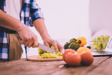 Kendine güvenen adam bütün aile için yemek pişirme