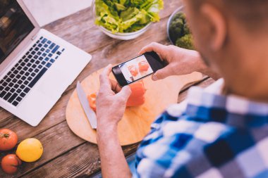 Modern insan bir salata bir fotoğraf yapma