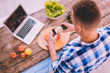 Modern yakışıklı adam telefonda bir fotoğraf yapma