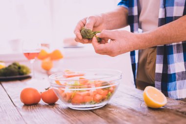 Tecrübeli aşçı evde onun ünlü yemek hazırlama