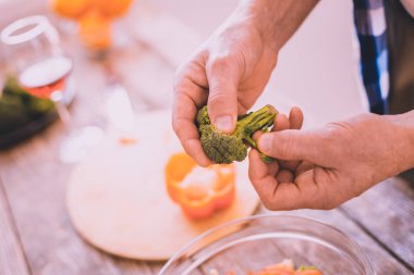 İşin içinde adam evde bir zevk ile yemek