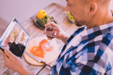 Yakışıklı adam evde tablet haber okuma