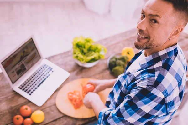 Hombre motivado tratando de cocinar algo realmente sabroso — Foto de Stock