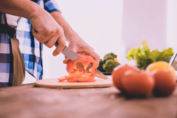 Hombre seguro cortando verduras para la ensalada saludable — Foto de Stock