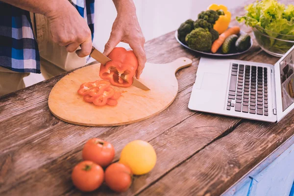 Motivado marido cozinhar jantar para sua bela esposa — Fotografia de Stock