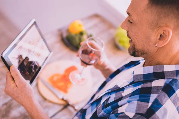 Yakışıklı adam haber evde okuma gülümseyerek