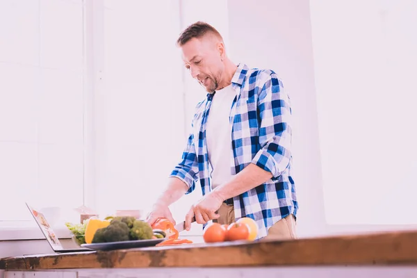 Arg man matlagning ensam i köket — Stockfoto