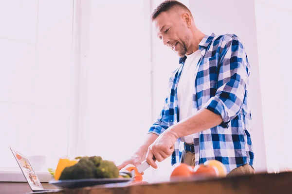 Moe man koken lunch voor familie en gasten — Stockfoto