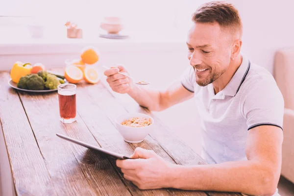 Stilig trevlig man äter frukost hemma — Stockfoto