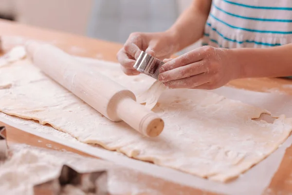 Primer plano de las manos femeninas que hacen galletas —  Fotos de Stock