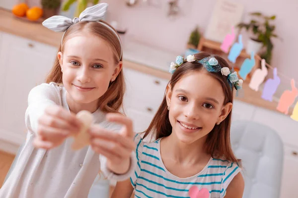 Twee mooie kleine vrouwtjes camera kijken — Stockfoto