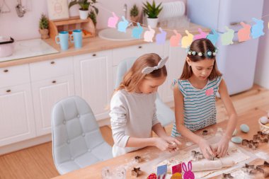 Bisküvi Paskalya kutlamaları için şekillendirme kız konsantre