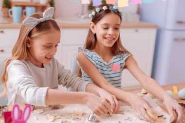 Neşeli kızlar onların hafta sonları zevk ile harcama