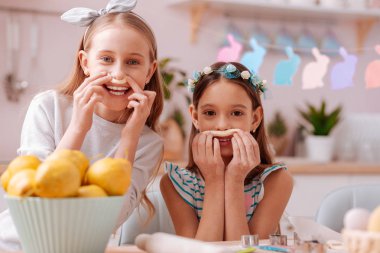 Neşeli kızlar hamur kamera ile oynarken